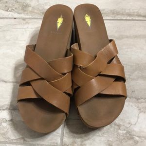 Volatile leather sandals